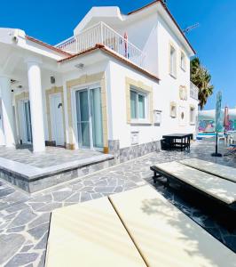 皮拉Exclusive Villa Larnaca - 8 plus sleeps - 2 min from BEACH - Big Private Pool的一座带游泳池和房子的别墅