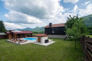 BrušaneHoliday Home Nina with a heated pool的后院设有房屋和游泳池
