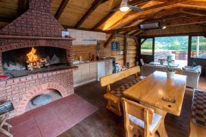 BrušaneHoliday Home Nina with a heated pool的厨房以及带砖砌壁炉的用餐室。