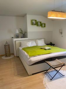 SodingGasthof zur Post的一间卧室配有一张带绿毯的床