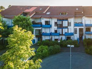 帕德博恩Zentrale ruhige Wohnung mit Parkplatz的公寓大楼设有蓝色的阳台和停车场