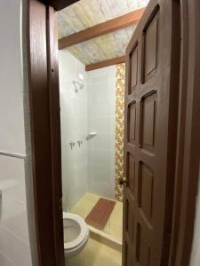 波哥大banana hostel的一间带卫生间和淋浴的浴室