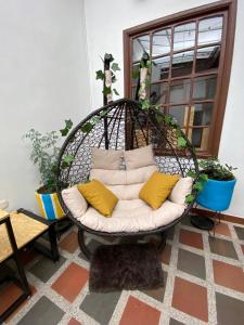 波哥大banana hostel的客房内的挂椅和枕头