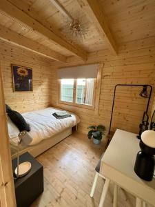 比迪福德Log Cabin的小木屋内一间卧室,配有一张床