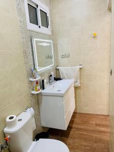 胡塞马Appartement pour famille avec enfant的浴室配有白色卫生间和盥洗盆。