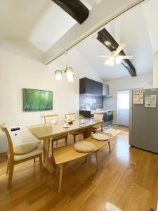 京都东寺君子之家公寓的一间带桌椅和冰箱的用餐室