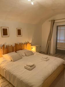 VézénobresMaison du Vigneron的一间卧室配有一张大床和两条毛巾