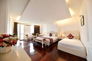 河内Hanoi Traveller House的酒店客房带两张床和一个客厅