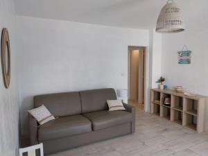 耶尔Appartement port de Hyères的客厅配有沙发和桌子