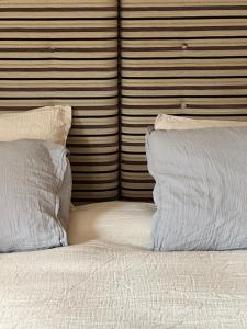 VillarogerChalet Violettes的一张带白色床单和枕头的床