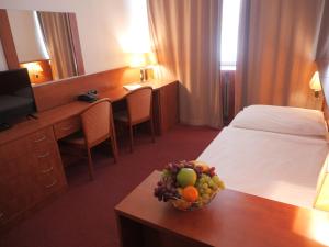 布拉格阿必托酒店的一间酒店客房,桌上放着一碗水果