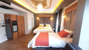 特拉布宗Dimora Gold Hotel的酒店客房设有两张床和天花板