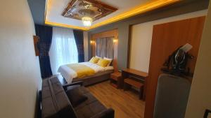 特拉布宗Dimora Gold Hotel的酒店客房,配有床和沙发
