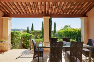 圣特罗佩Golf Resort & Country Club Saint-Tropez的露台设有桌椅