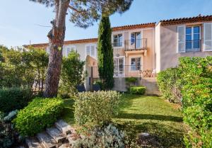 圣特罗佩Golf Resort & Country Club Saint-Tropez的前面设有花园的别墅