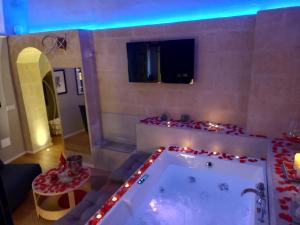 马泰拉SaxAurea的一间带浴缸和圣诞灯的大浴室