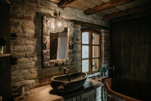 泽拜盖尼Naphegy vendégház的浴室配有盥洗盆和浴缸。