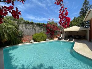 卡斯卡伊斯Studio with Private Swimming Pool and Garden的一座房子的院子内的游泳池