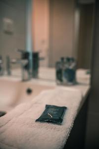 安锡Studio Falquet - Proche vieille ville的坐在浴室台面上的黑色餐巾