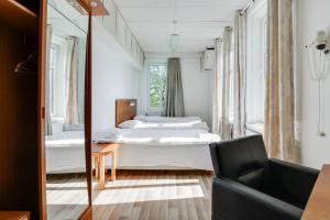 厄勒布鲁Hotell Hof的一间卧室配有一张床和镜子