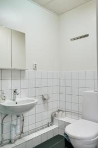 厄勒布鲁Hotell Hof的白色的浴室设有水槽和卫生间。