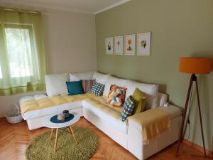 蒂瓦特伊娃公寓的客厅配有白色的沙发和桌子
