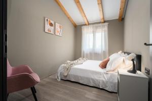波雷奇Casa Pinia with outdoor jacuzzi的卧室配有床、椅子和窗户。