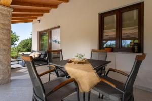 波雷奇Casa Pinia with outdoor jacuzzi的一间带桌椅的用餐室