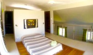 拉戈莱特Villas Hibiscus的一间设有两张床的房间,位于一个画室