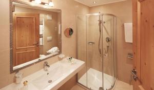 奥蒂塞伊米拉贝尔早餐酒店的带淋浴、盥洗盆和淋浴的浴室