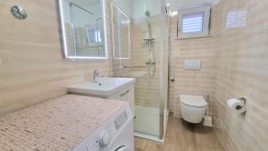 斯塔布鲁克Apartment La Mare的浴室配有盥洗盆、卫生间和淋浴。
