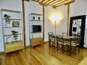 马德里Apartamento con encanto junto a la Plaza Mayor的客厅配有桌椅和电视。