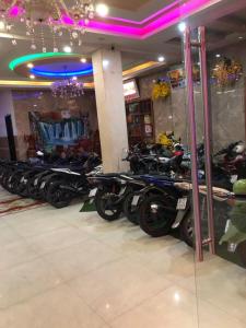 罗夷Ngọc Nam Hotel的停在商店里的一排摩托车