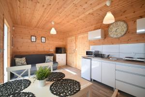 萨比诺瓦Kalimera的小木屋内的厨房和客厅