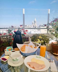 阿雷基帕Maison verte - Guest House的一张带餐盘的桌子,享有城市美景