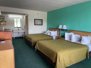 阿尔图纳Horseshoe Curve Lodge的两张位于酒店客房的床,拥有蓝色的墙壁