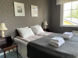 SauvoVinter Bed & Breakfast的一间卧室配有一张床,上面有两条毛巾