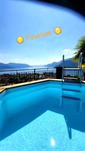 马卡尼奥Sole & Lago-Lake的蓝色的游泳池,享有水景