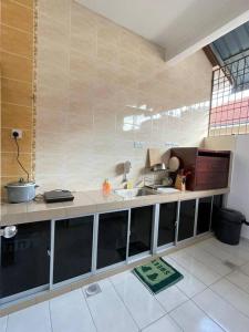 安顺Cozy 119 Homestay Teluk Intan的厨房配有水槽和台面