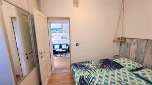 里耶卡PALMA TRSAT with free private parking的一间小卧室,配有一张床和镜子