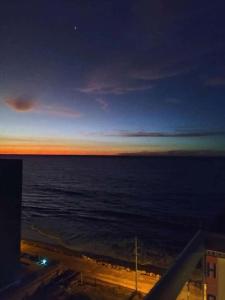 阿塔卡梅斯Apartment in Atacames的享有海洋的夜间美景