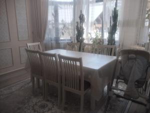 比什凯克Таунхаус的餐桌、椅子、桌子和椅子