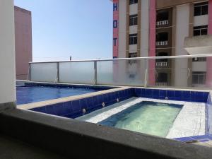 阿塔卡梅斯Apartment in Atacames的建筑物屋顶上的游泳池