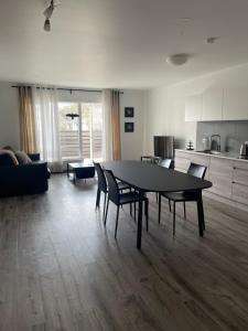 雷克雅未克Saga Apartments Reykjavík的一间带桌椅的客厅和一间厨房