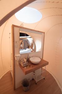TirigZielo de Levante的一间带水槽和镜子的浴室