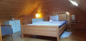 戈德马图杰克Mountain peaks Apartment with Sauna的木制客房内的一间卧室,配有一张床