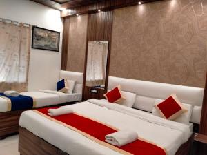 阿格拉Hotel Sidhartha Walking Distance From TajMahal的一间带两张床和一张沙发的卧室