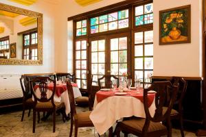 达累斯萨拉姆普罗蒂亚万怡酒店的用餐室设有桌椅和窗户。