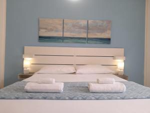 卡利亚里Iris Rooms的一间卧室配有一张带两个白色枕头的大床