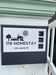 安顺Cozy 119 Homestay Teluk Intan的房屋一侧的房屋标志